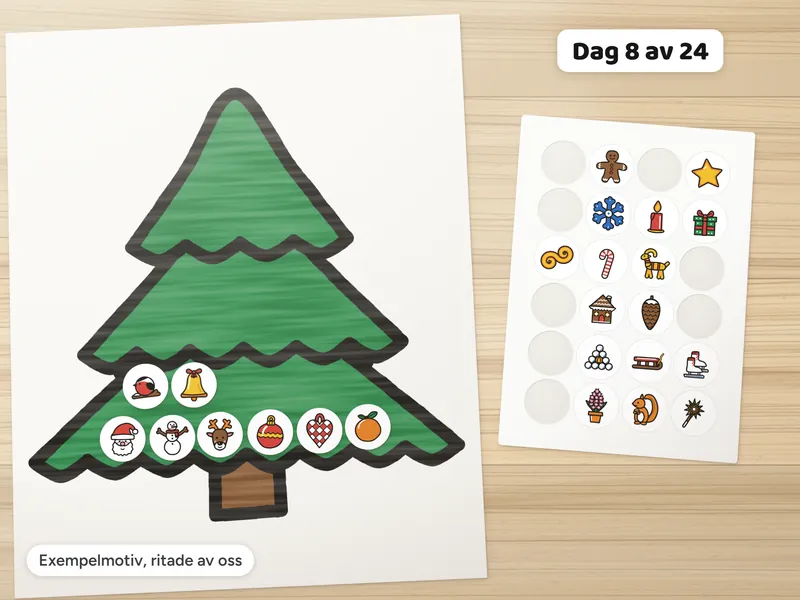 En gran ritad med tjock tusch på ett stort papper, med åtta runda klistermärken på plats: tomte, snögubbe, ren, julgranskula, julhjärta, clementin, domherre och klocka. Bredvid ligger ett A4-ark med 24 olika runda julmärken, fyra i bredd och sex i höjd, där åtta platser är tomma. Kvar på arket sitter pepparkaksgubbe, stjärna, snöflinga, ljus, paket, lussekatt, polkagris, julbock, pepparkakshus, kotte, snölykta, kälke, skridskor, hyacint, ekorre och tomtebloss.